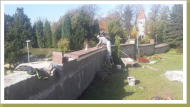 20.10.2017 die neuen Hartbrandsteine für die Mauerabdeckung wird nun aufgebracht 20.10.2017 die neuen Hartbrandsteine für die Mauerabdeckung wird nun aufgebracht
