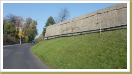 ein Gkleines Gerüst an der Außenseite der Mauer ist notwendig